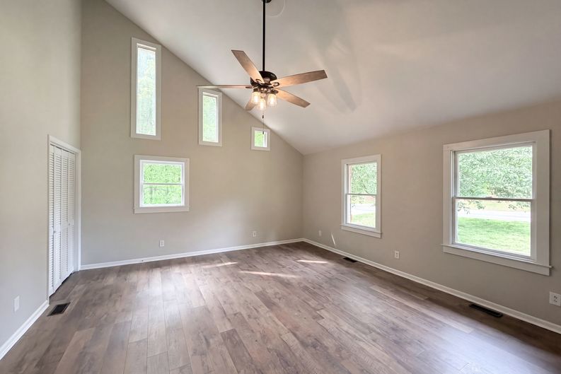 Photo 4 of 22 of 706 Crescent Dr, Cherryville, NC