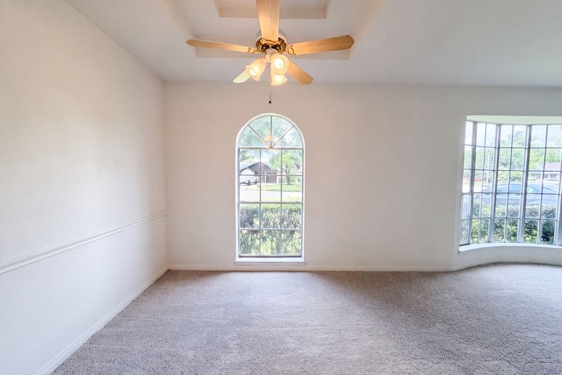 Photo 11 of 22 of 16338 Hollow Wood Dr, Houston, TX