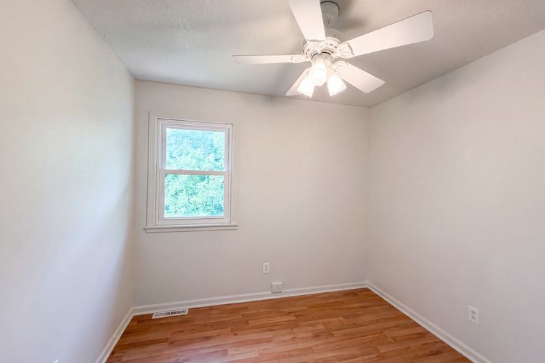 Photo 18 of 39 of 14224 S Raintree Dr, Olathe, KS