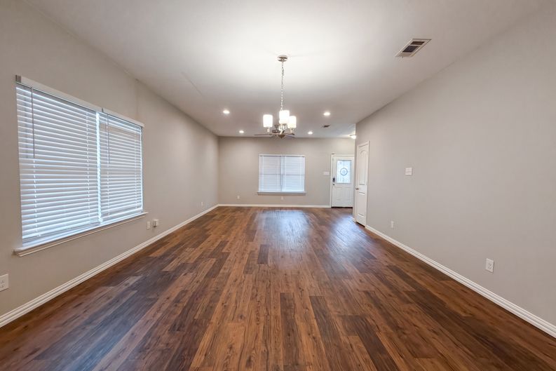 Photo 7 of 18 of 619 E Arlington Ave, Fort Worth, TX