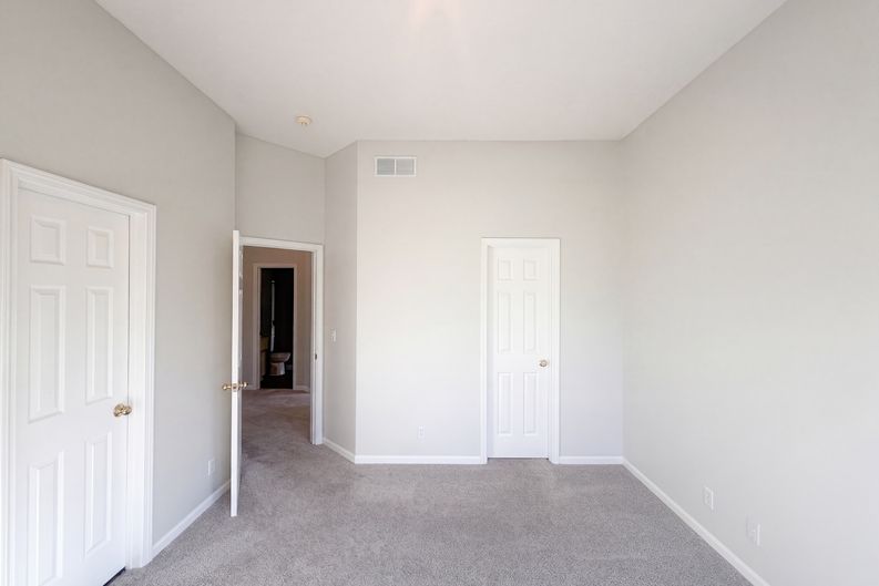 Photo 10 of 25 of 7825 W 143rd Pl, Overland Park, KS