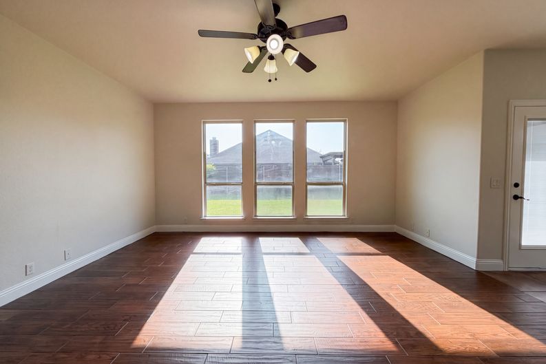 Photo 5 of 22 of 830 Graham Dr, Burleson, TX