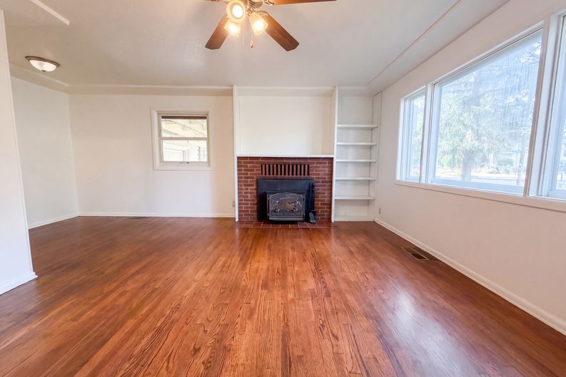 Photo 3 of 15 of 11500 SE Hawthorne St, Portland, OR