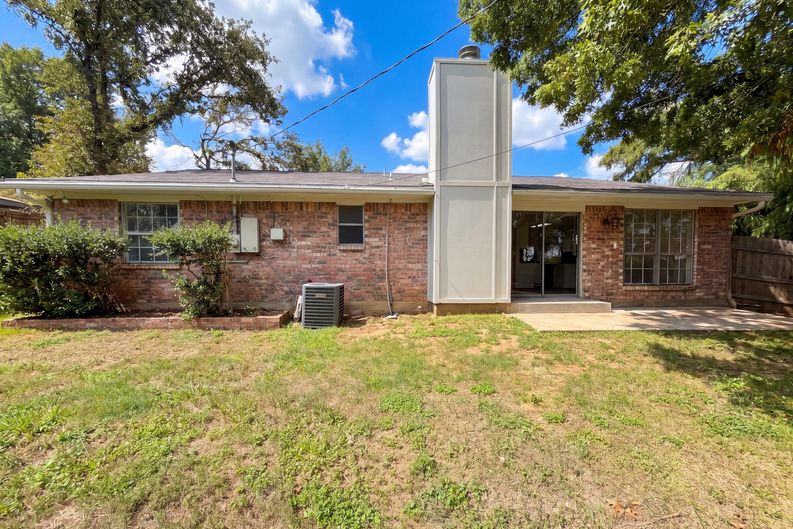 Photo 5 of 22 of 2527 Holt Rd, Arlington, TX