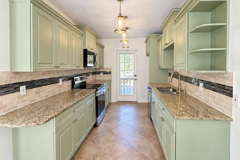 Photo 3 of 23 of 1876 Camellia Dr, Decatur, GA