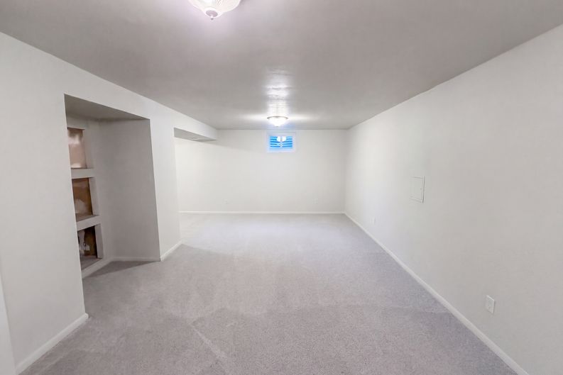 Photo 17 of 43 of 7447 S Ames Ct, Littleton, CO
