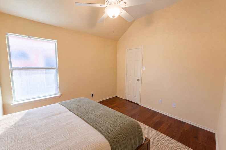 Photo 10 of 20 of 1213 Whitecreek Dr, Glenn Heights, TX