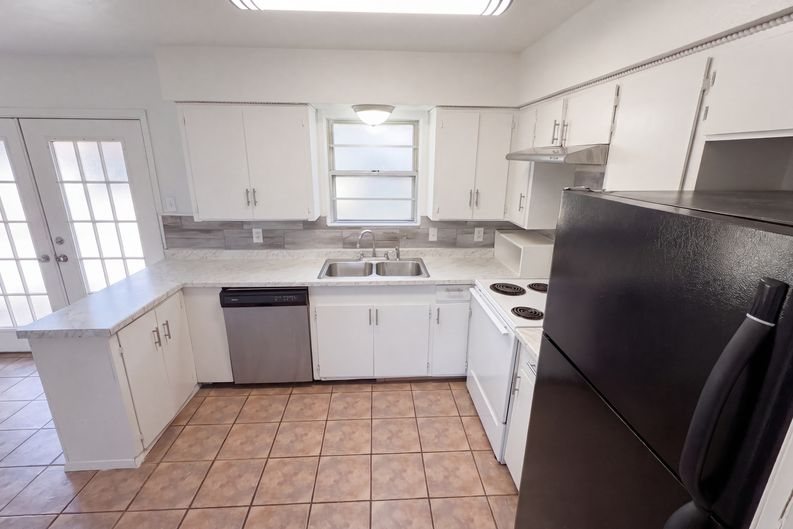 Photo 11 of 27 of 736 W Borden St, Sinton, TX
