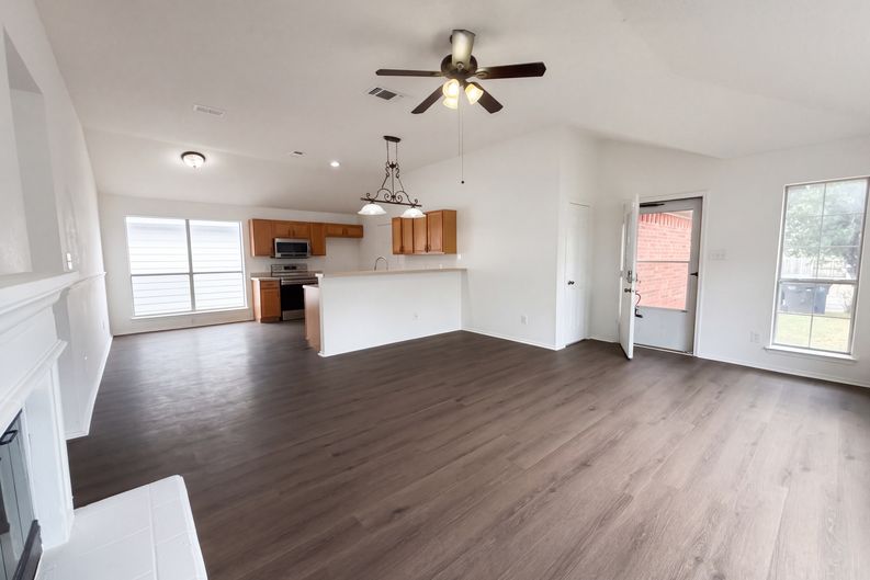 Photo 11 of 31 of 1033 Olivewood Ln, Fort Worth, TX