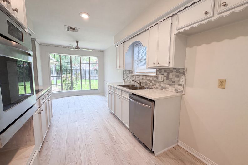 Photo 13 of 22 of 16338 Hollow Wood Dr, Houston, TX