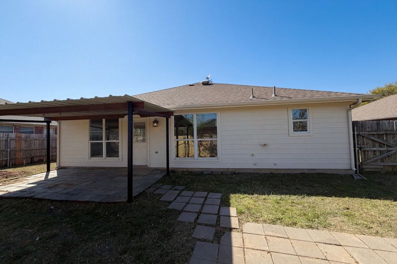 Photo 5 of 19 of 105 Kings Way Dr, Rhome, TX
