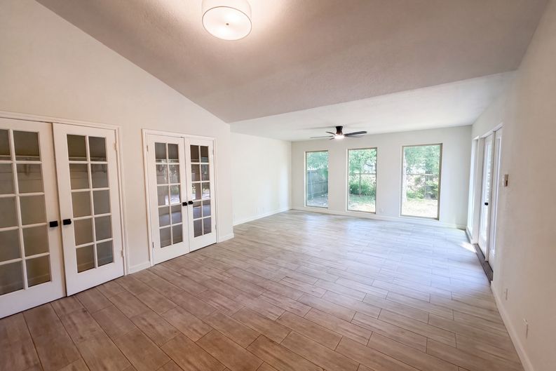 Photo 4 of 18 of 605 Hawthorne Ln, Round Rock, TX