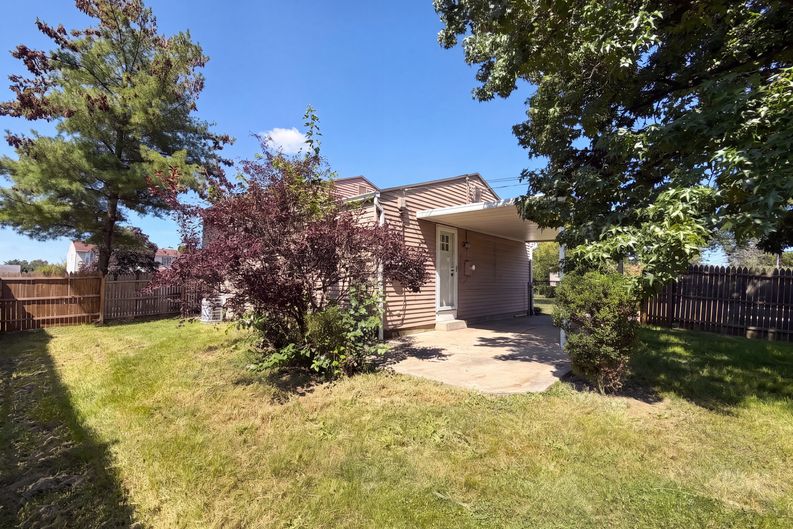 Photo 5 of 33 of 2891 Grosvenor Dr, Cincinnati, OH