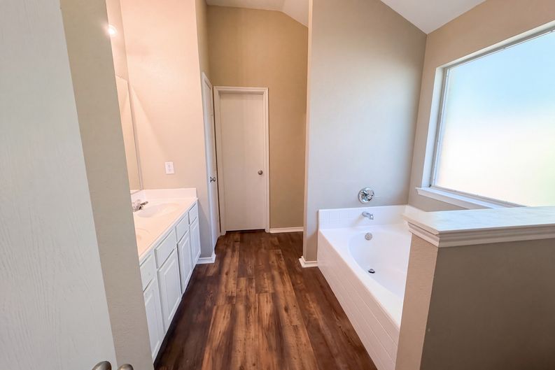 Photo 10 of 28 of 809 Canyon Cove Dr, Burleson, TX