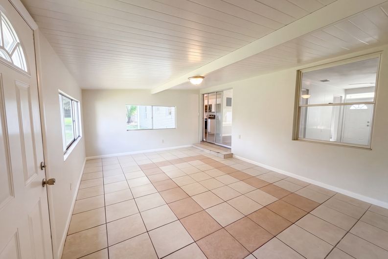 Photo 9 of 24 of 411 W Seminole Ave, Eustis, FL
