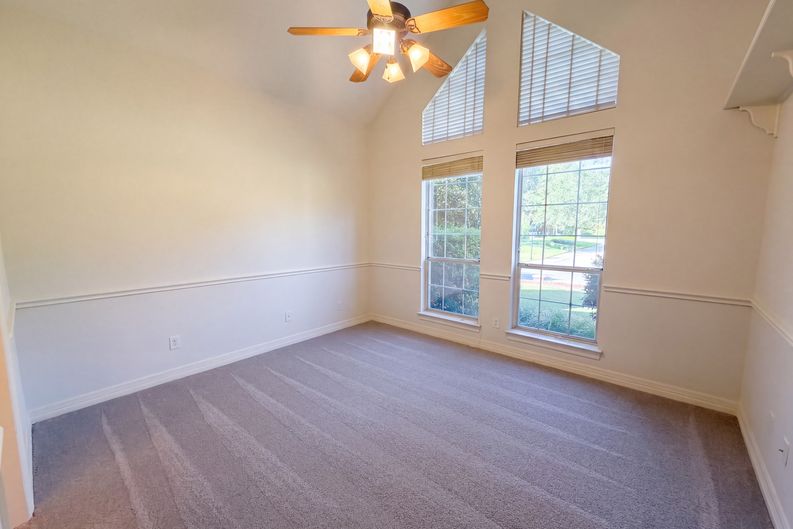 Photo 12 of 29 of 619 Edgewood Ln, Red Oak, TX