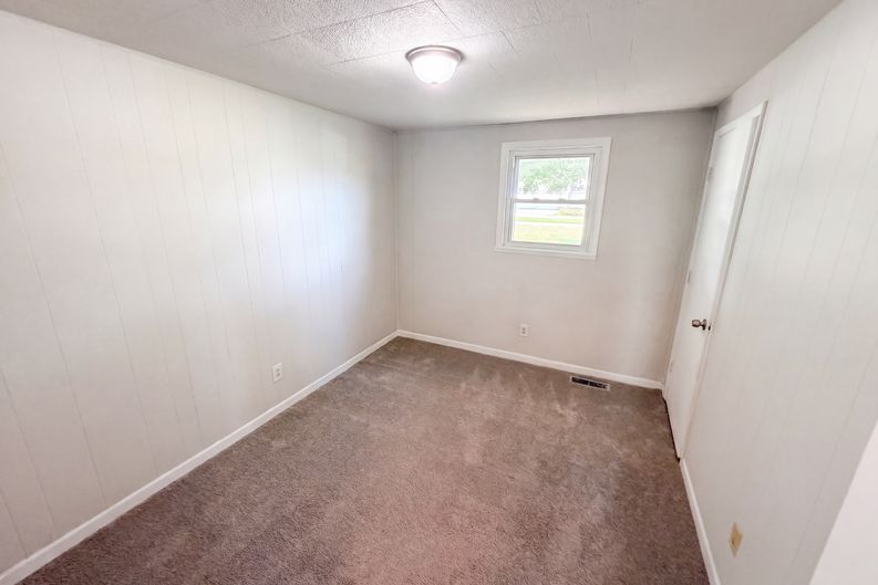 Photo 4 of 22 of 2584 E Phylbeck Ave, Terre Haute, IN