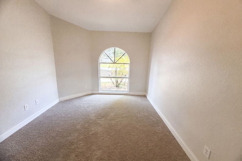 Photo 4 of 29 of 711 SE Celtic Ave, Port Saint Lucie, FL