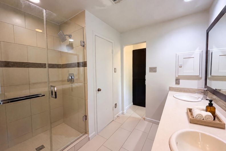 Photo 14 of 18 of 4750 Backenberry Dr, Friendswood, TX