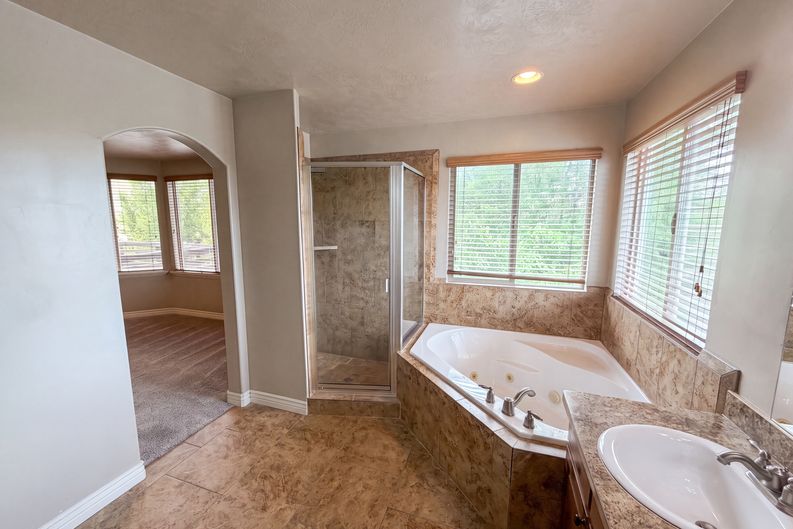 Photo 17 of 31 of 14496 S Fox Creek Dr, Herriman, UT
