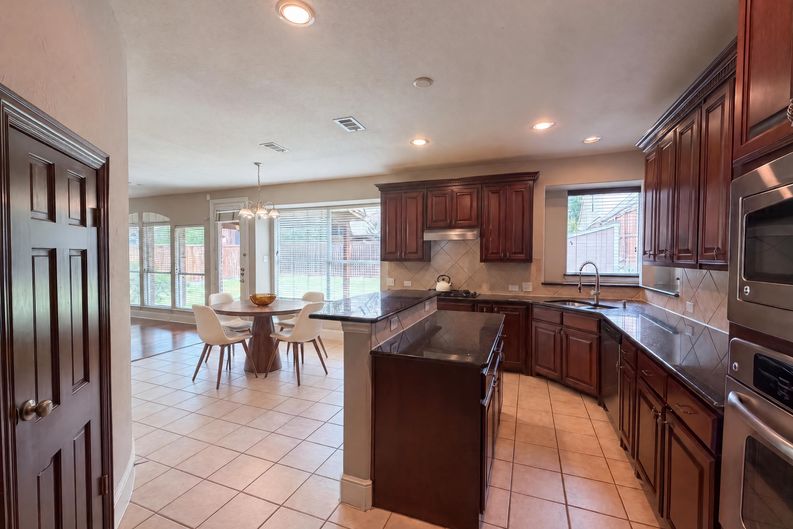 Photo 7 of 32 of 10330 Sandbar Dr, Irving, TX