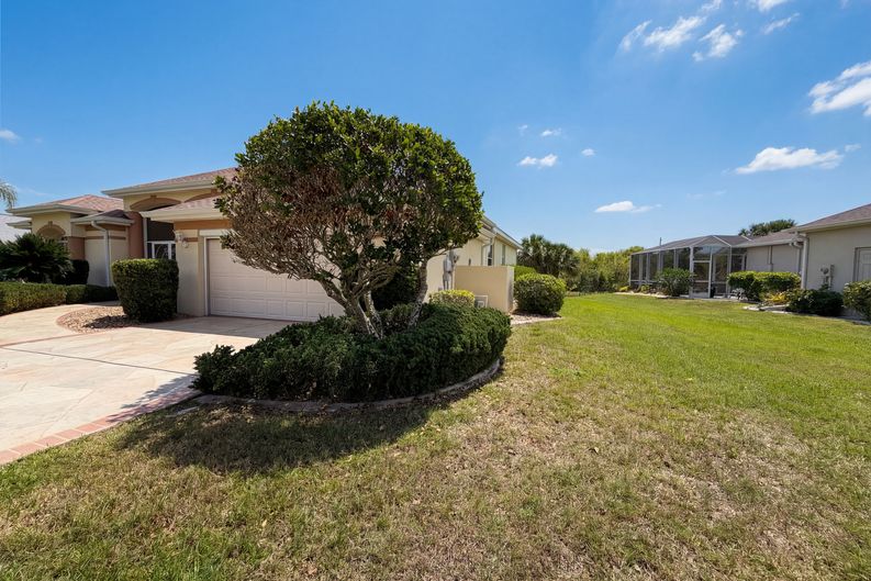 Photo 6 of 32 of 12567 SW Pembroke Cir N, Lake Suzy, FL