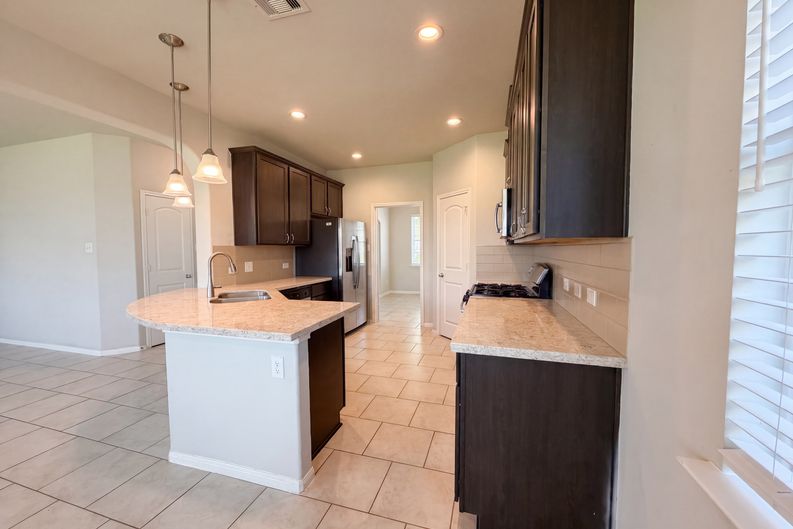 Photo 9 of 22 of 222 Ashley Way, Alvin, TX