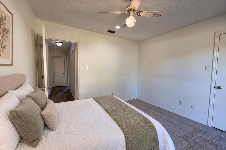 Photo 8 of 22 of 2527 Holt Rd, Arlington, TX