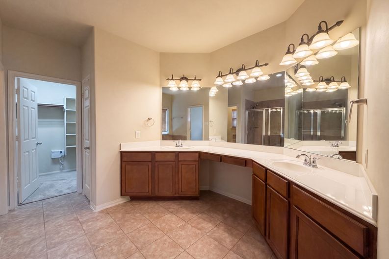 Photo 19 of 25 of 4710 Autumn Pine Ln, Houston, TX