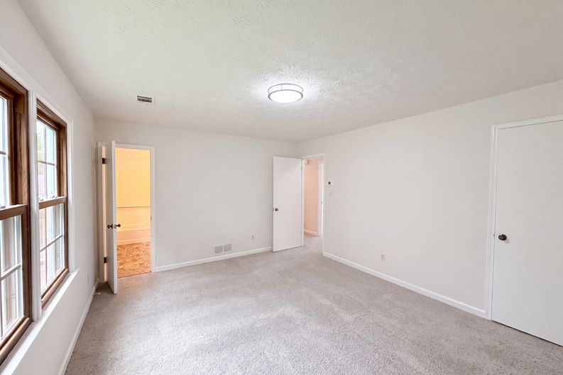Photo 8 of 29 of 1731 Sundale Dr, Lawrenceville, GA