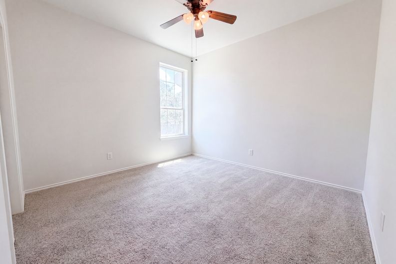 Photo 11 of 24 of 129 Carmel Dr, Cibolo, TX