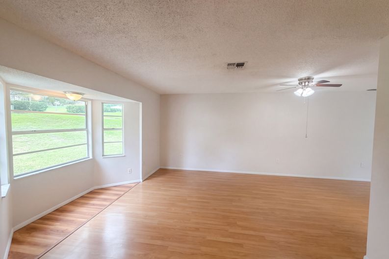 Photo 3 of 32 of 12054 Joe Herrmann Dr, San Antonio, FL