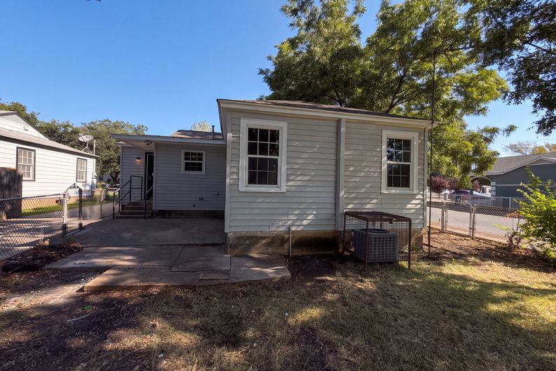 Photo 5 of 17 of 3802 Poinsettia Dr, Dallas, TX