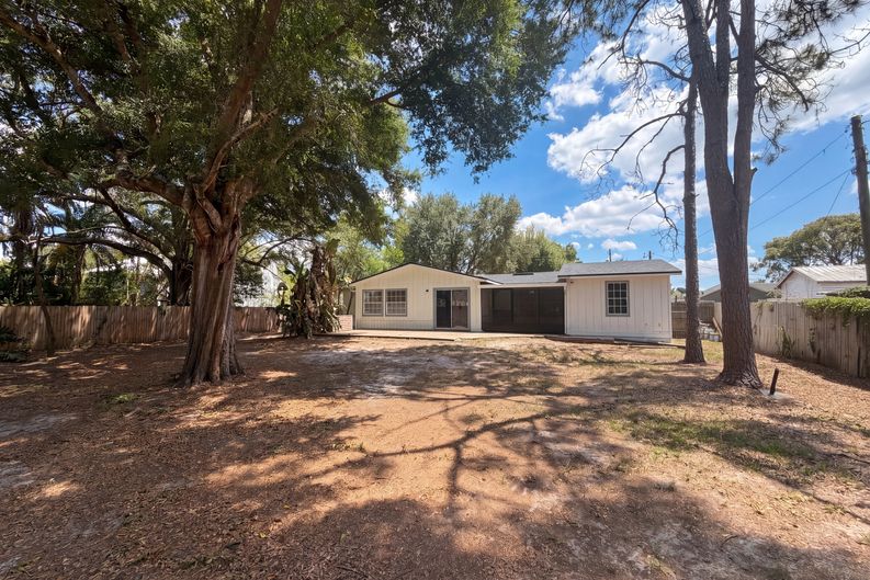 Photo 5 of 19 of 613 4th St NE, Fort Meade, FL