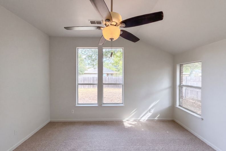 Photo 12 of 20 of 825 Dixon Ln, Denton, TX