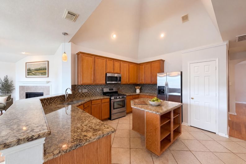 Photo 7 of 41 of 11810 White Water Bay Dr, Pearland, TX