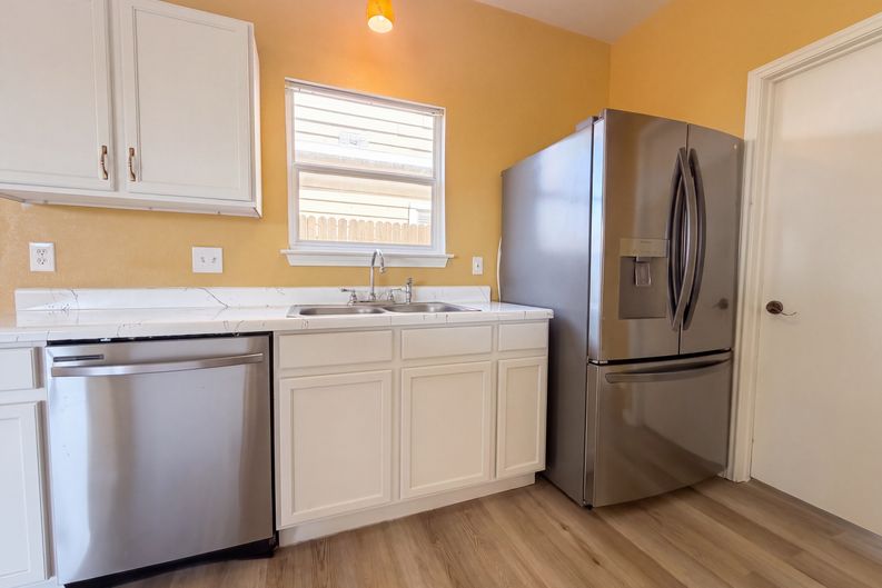 Photo 10 of 36 of 5759 Midcrown Dr, San Antonio, TX