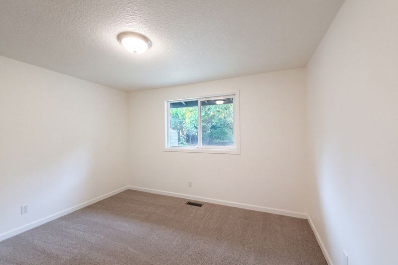 Photo 4 of 17 of 555 Matzen St, Saint Helens, OR