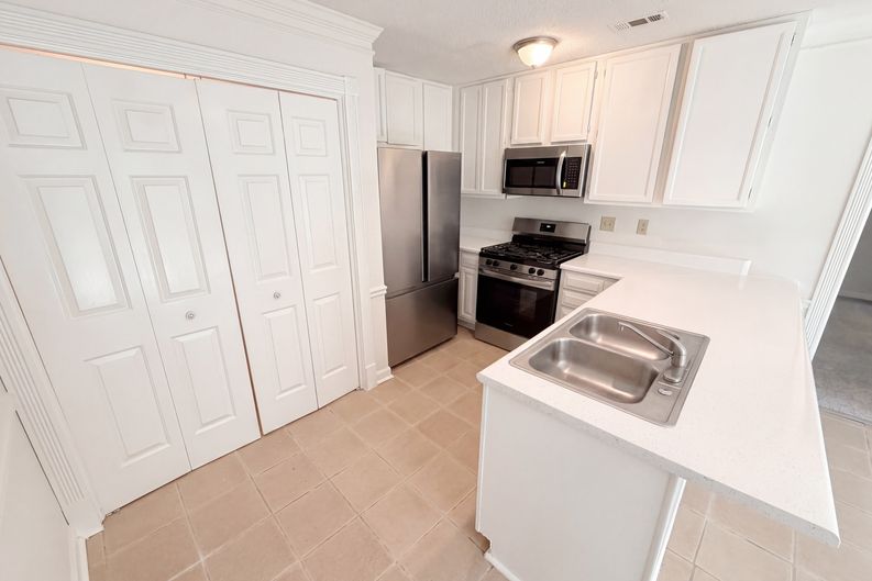 Photo 9 of 26 of 1150 Magnolia Way SE, Smyrna, GA