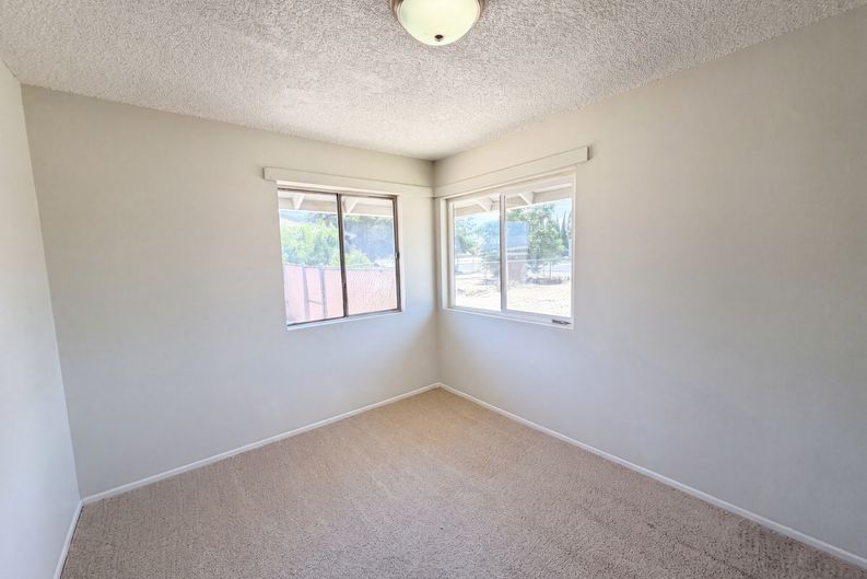 Photo 4 of 25 of 13191 El Rio Rd, Victorville, CA