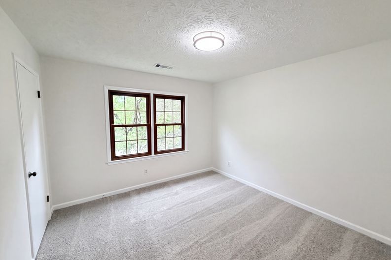 Photo 11 of 29 of 1731 Sundale Dr, Lawrenceville, GA