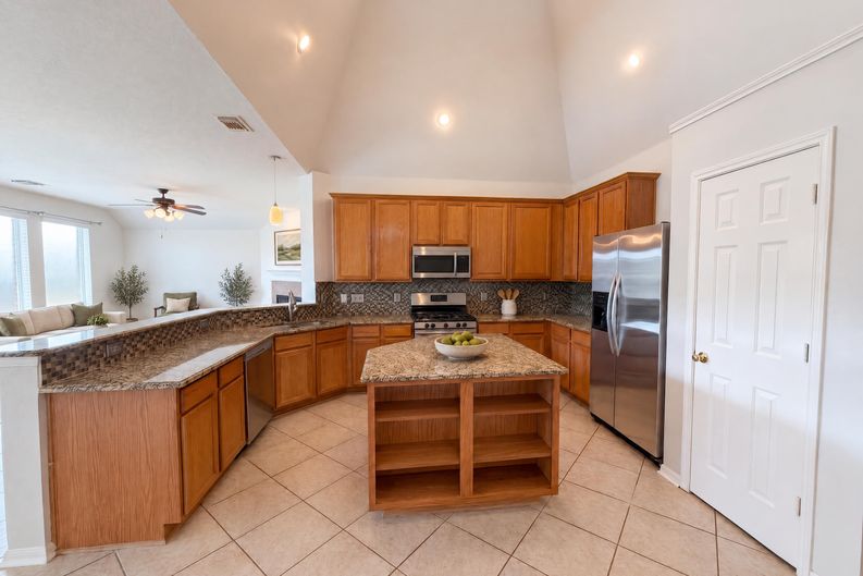 Photo 3 of 41 of 11810 White Water Bay Dr, Pearland, TX