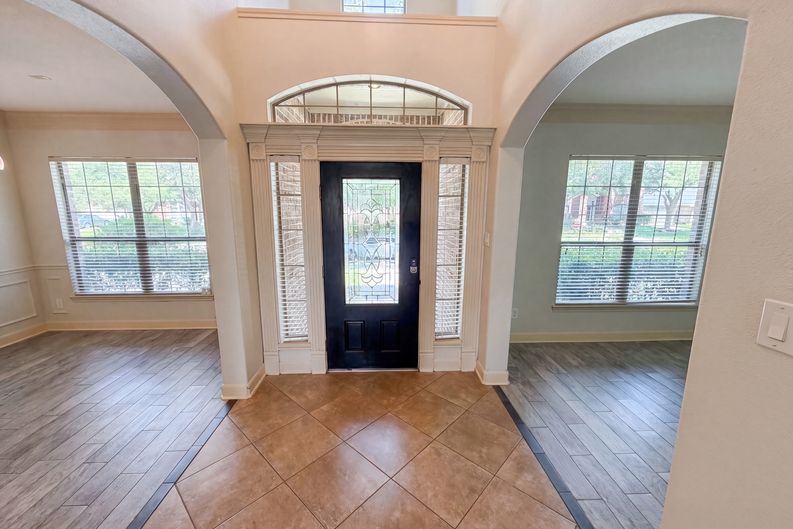 Photo 3 of 36 of 15822 Maple Shores Dr, Houston, TX