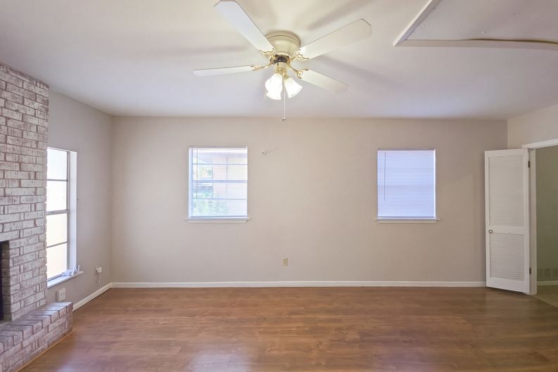 Photo 3 of 37 of 13638 Coleridge St, San Antonio, TX