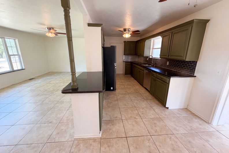 Photo 7 of 20 of 5320 Beverly Dr, Guthrie, OK