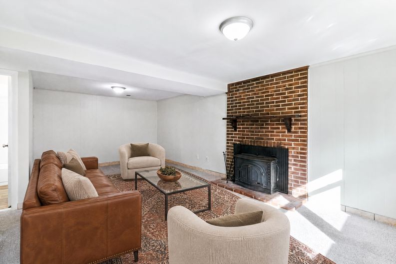 Photo 8 of 21 of 4916 Longhorn Dr, Woodbridge, VA