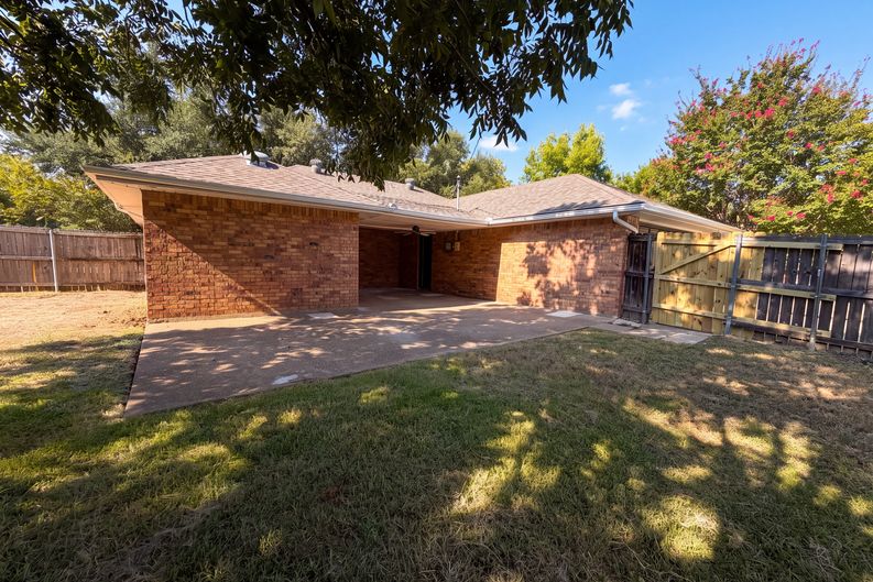 Photo 5 of 18 of 1406 Tad St, Ennis, TX