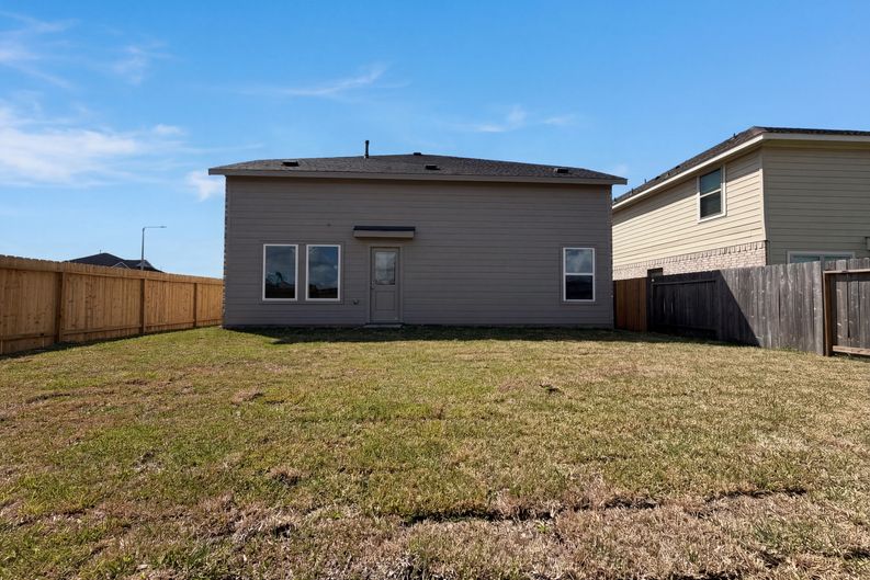Photo 5 of 19 of 200 Bennett St, Angleton, TX