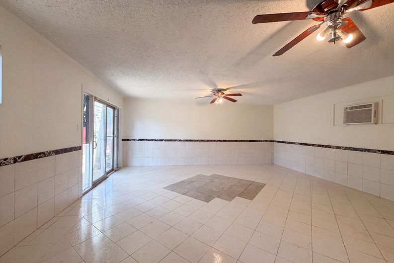 Photo 10 of 24 of 725 Ridgecrest Dr, Irving, TX