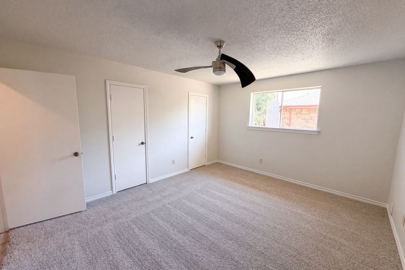 Photo 12 of 18 of 4824 Berridge Ln, Dallas, TX